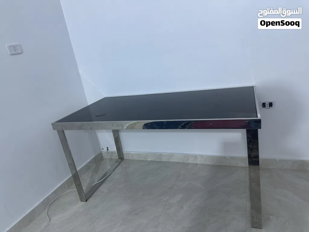 طاولة استيل بارتفاع 74 سم زجاج اسود