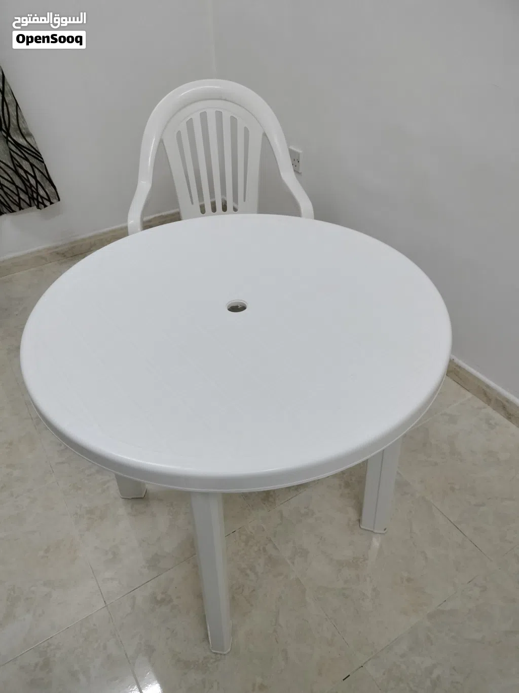 طاوله وكرسي مستعمل ولكن بحالتهم نظاف جدا وليس بهما اي عيوب