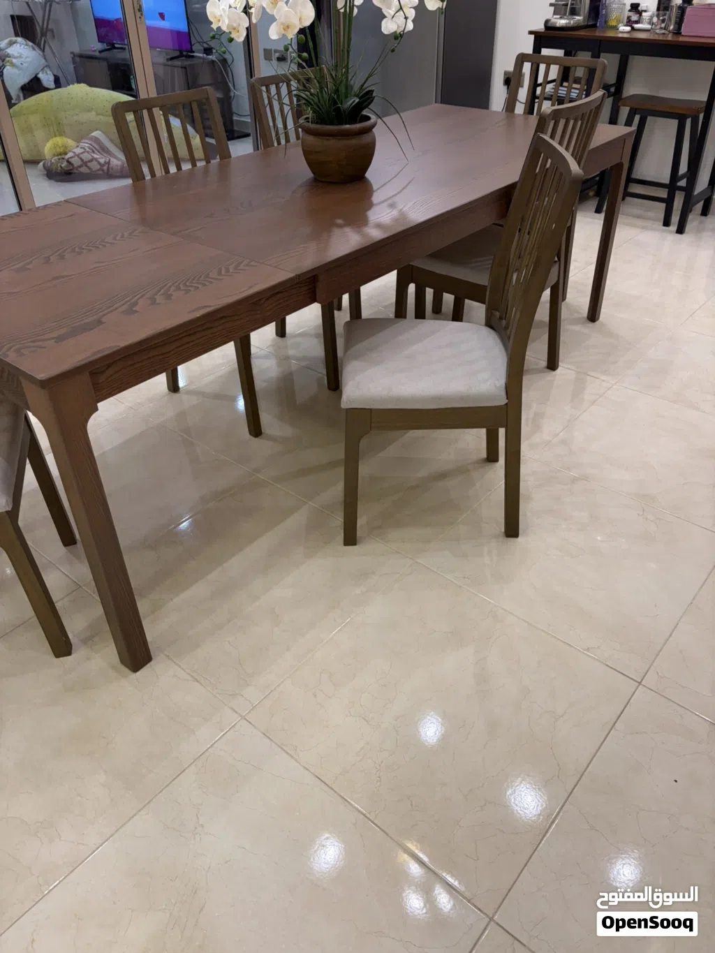 Extendable table with 6 chairs طاولة طعام قابلة للتوسعة
