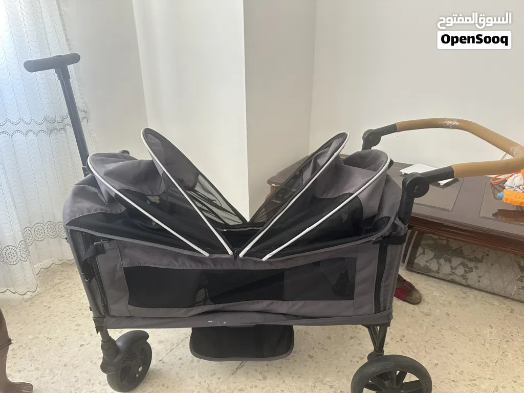 عرباية اطفال مزدوجة جلوس ونوم متقابل قابلة للطي مع يد على الجهتين قابلة للتحرك والتغير مع عجلات عريض