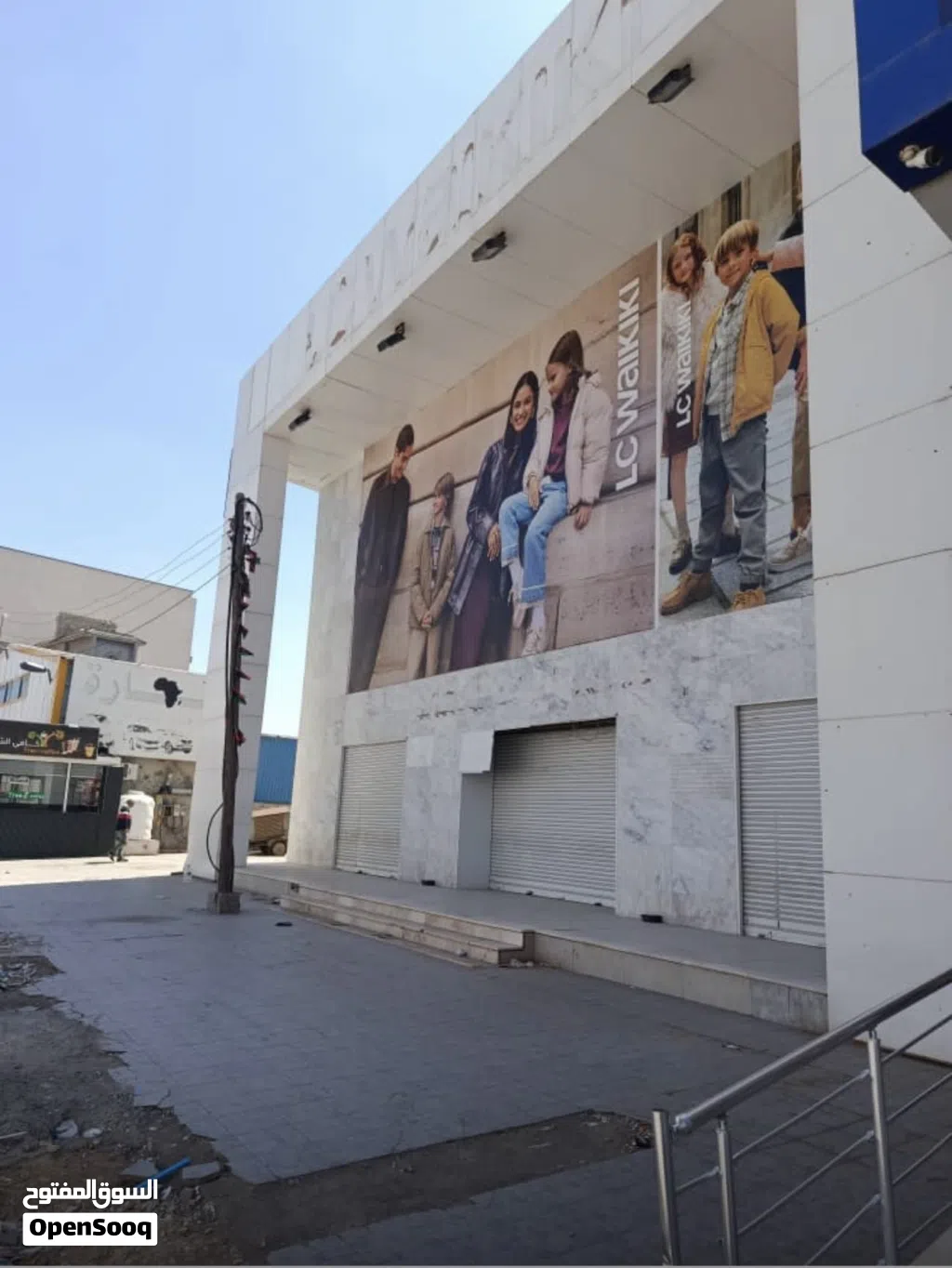 مبنى تجاري للإيجار من ثلاث طوابق (طريق صلاح الدين)