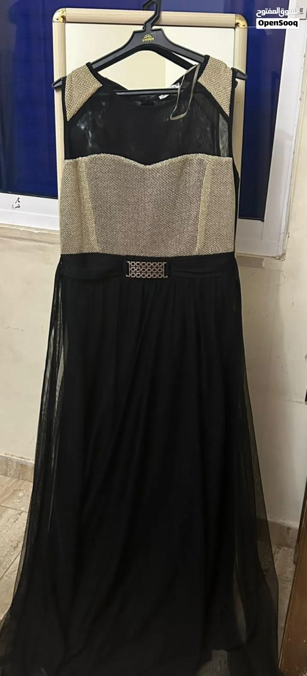 فستان سهرة لون اسود وذهبي طويل المقاس L او XL
