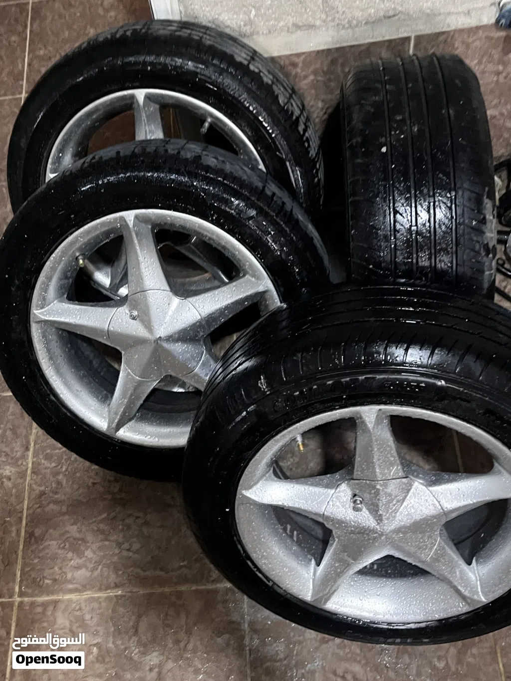 رخصات كومهو مستعملة بحالة جيدة لعجلات مقاس 15 إنش
