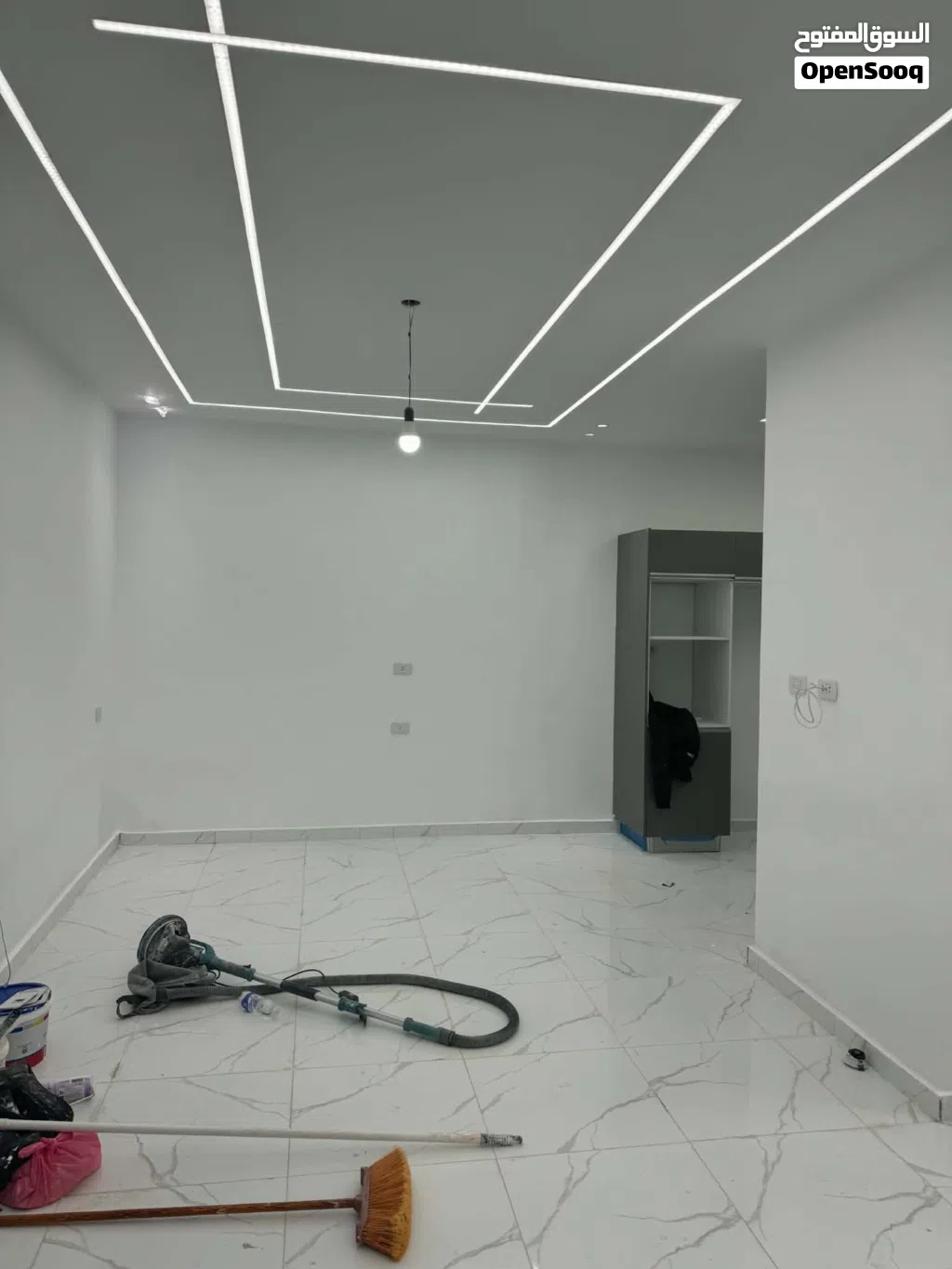 شقة جديدة New في شعبية السراج الطابق الاول جديدة مش مسكونة عماره جديدة بالمصعد الكهربائي بسعر 2500د.