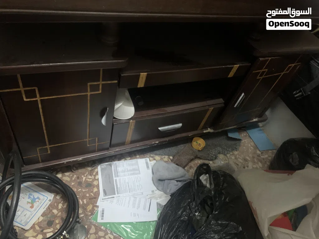 طاولة شاشة وطاولة زجاج بحاله ممتازة