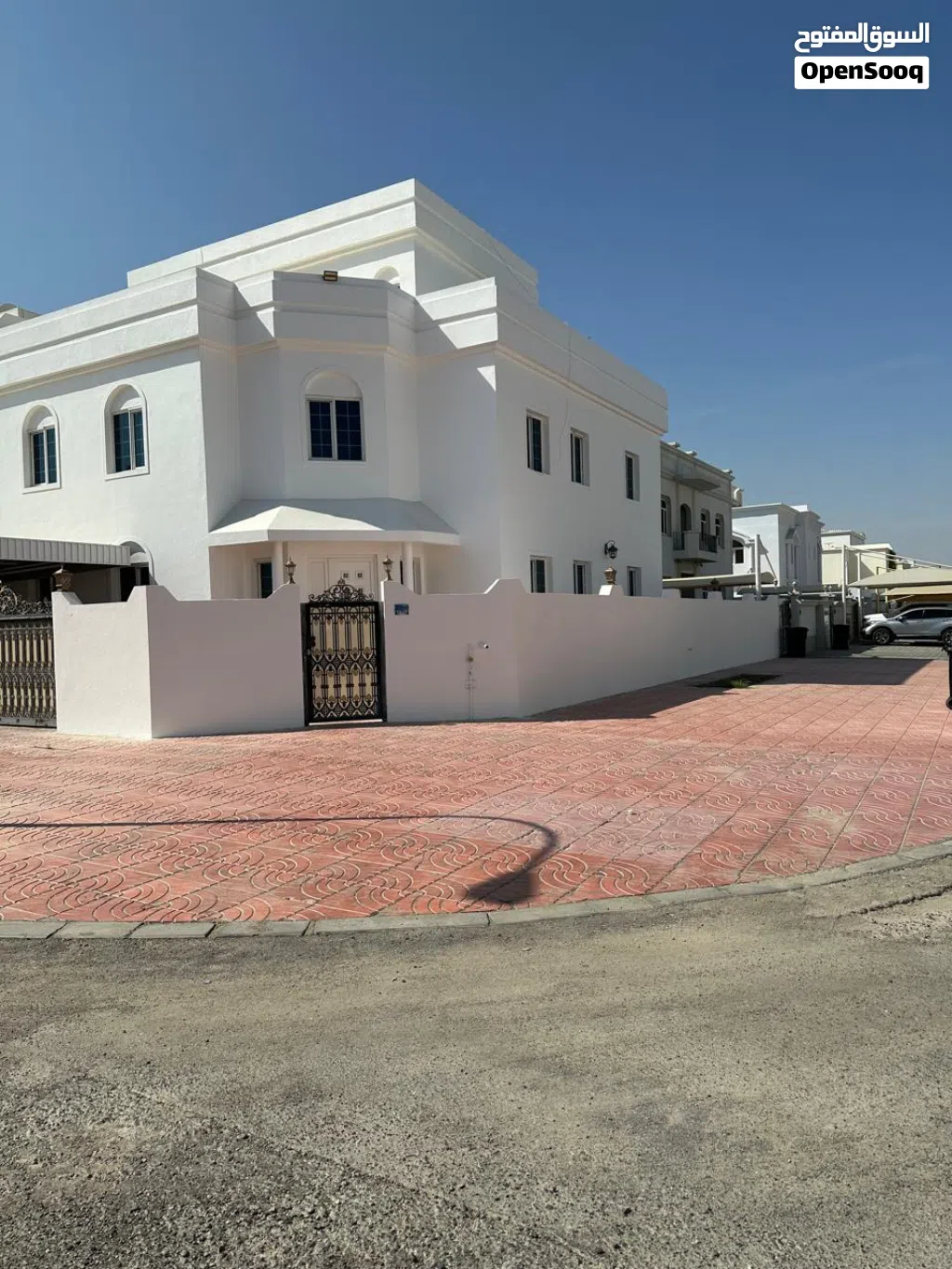 للإيجار فيلا في العذيبه الشماليه في موقع جدا ممتاز وقريب من محطة شل شارع 18 نوفمبر وقريب الفير