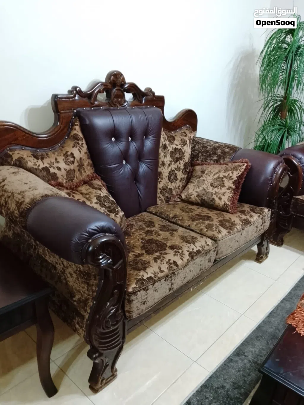 طقم كنب طاوله وسط مع طاولتين صغار