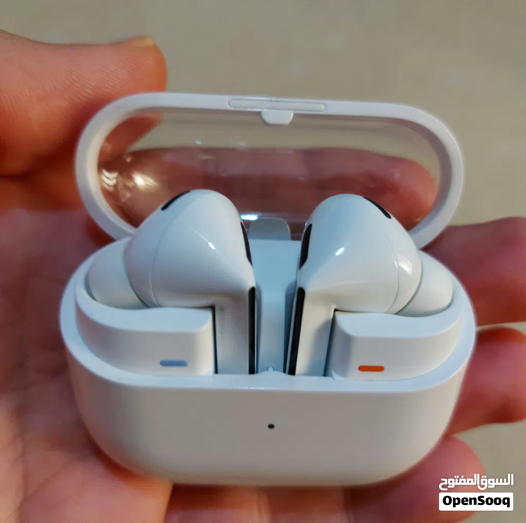 سماعة بلوتوث ( Samsung buds 3pro ) الاصلية الغنية عن التعريف توب نظافة مع الكرتونة مستعملة استعمال ب
