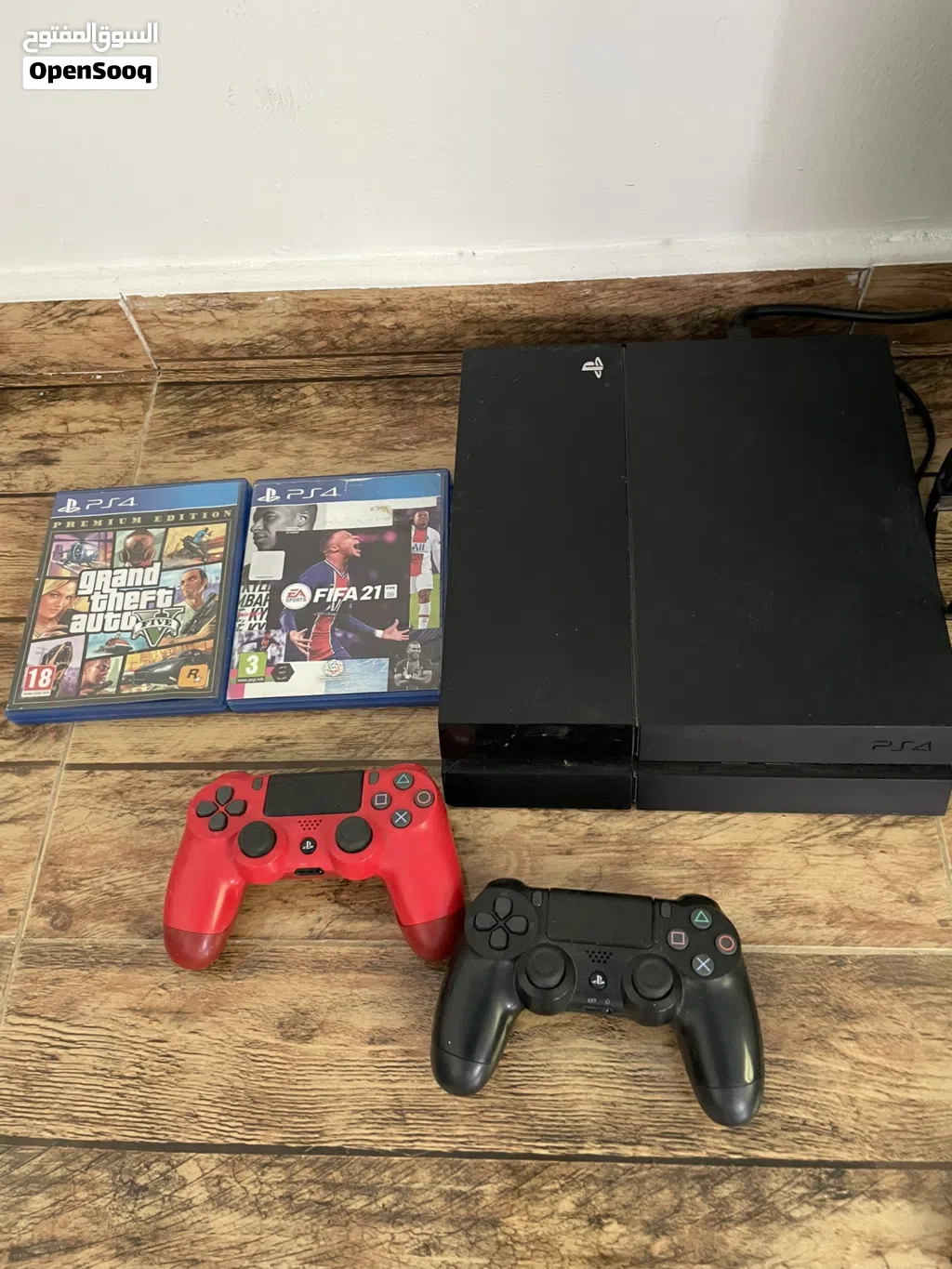 PS4 comes with 2 CD and 2 controllers and other Games installed