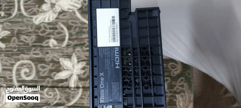 جهاز ألعاب Microقابل لىتفاوضsoft Xbox Xbox One x بسعة 500 جيجابايت.