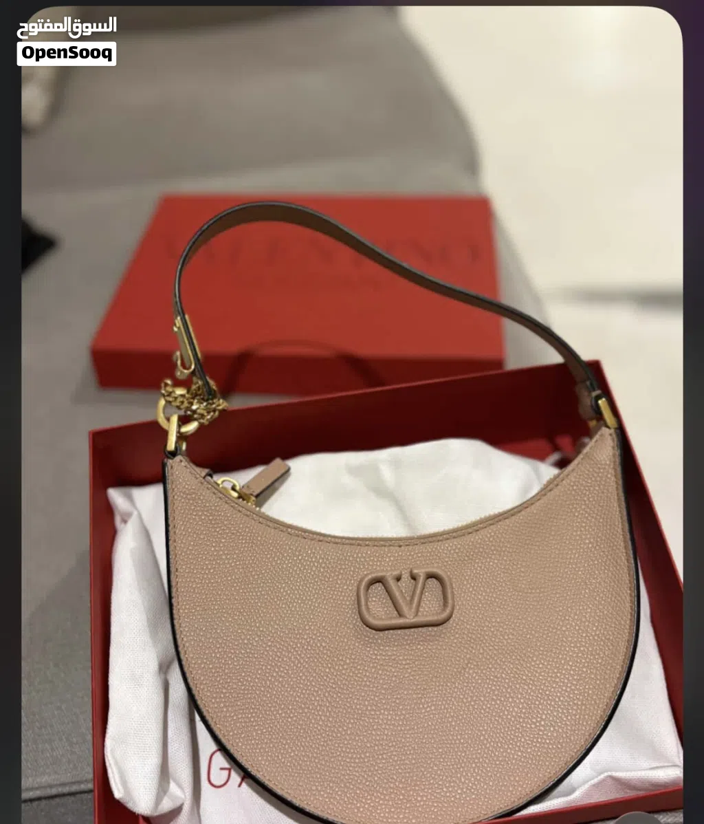 شنطة ڤالنتينو بشعار الماركة