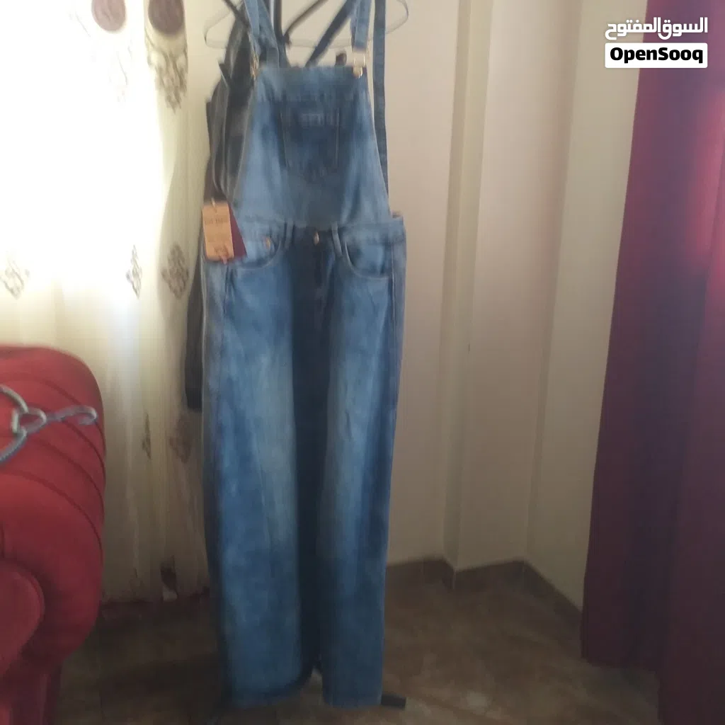 للبيع تنورة جينز بصدر شيال ثقيلة وجديدة كرتهاعليهامقاس m مديوم
