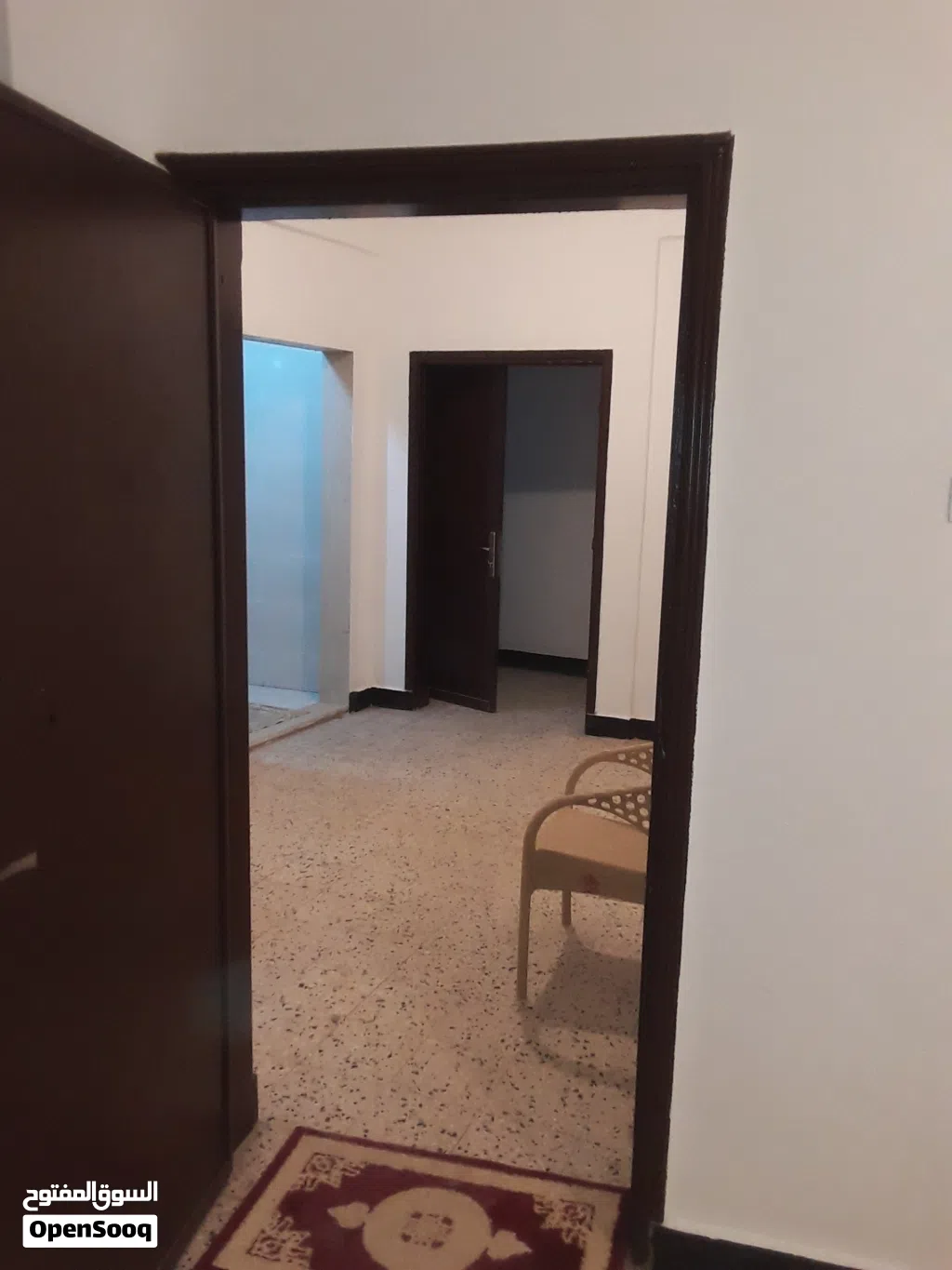 ( مطلوب عائلة خفيفة ) شقة للايجار في السلماني الغربي خلف مستشفي الجلاء دور اول ب1200 شهري + عمولة