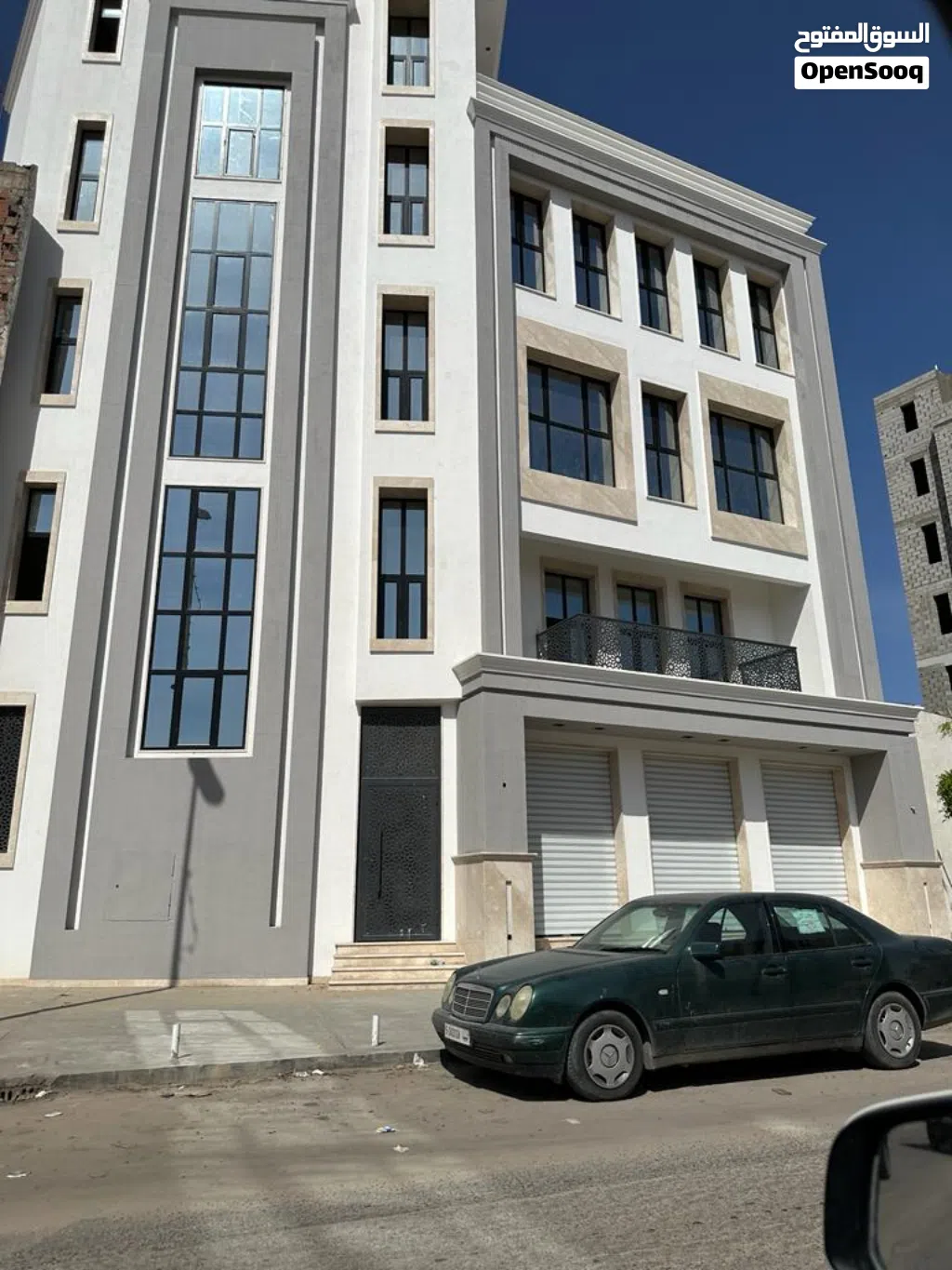 مبني تجاري رئيسي فشلوم بالقرب من جزيرة الدوران و امام بركيدجو الجامع يبعد علي جزيرة فشلوم دقيقة مشي