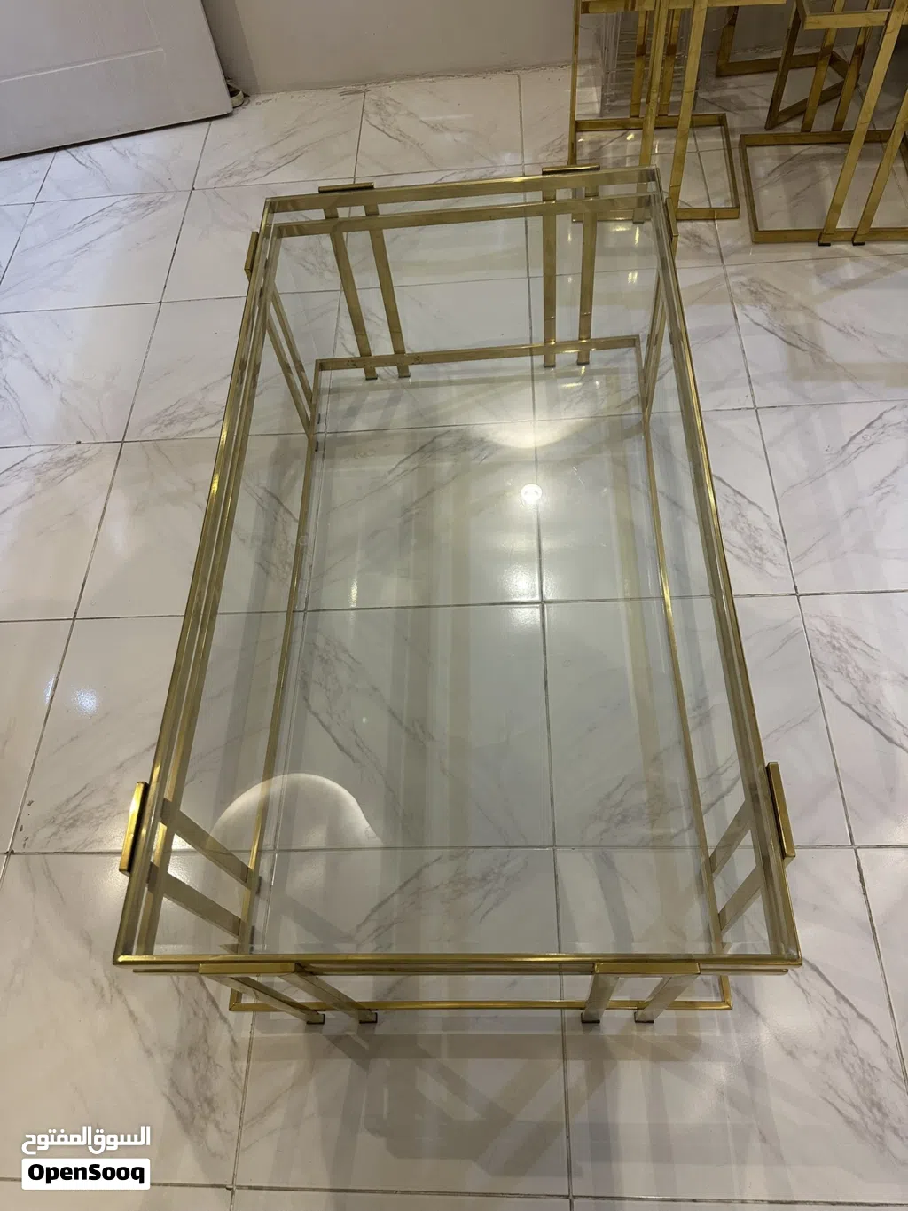 طاولة كبيرة ومعها 6 طاولات صغيرة