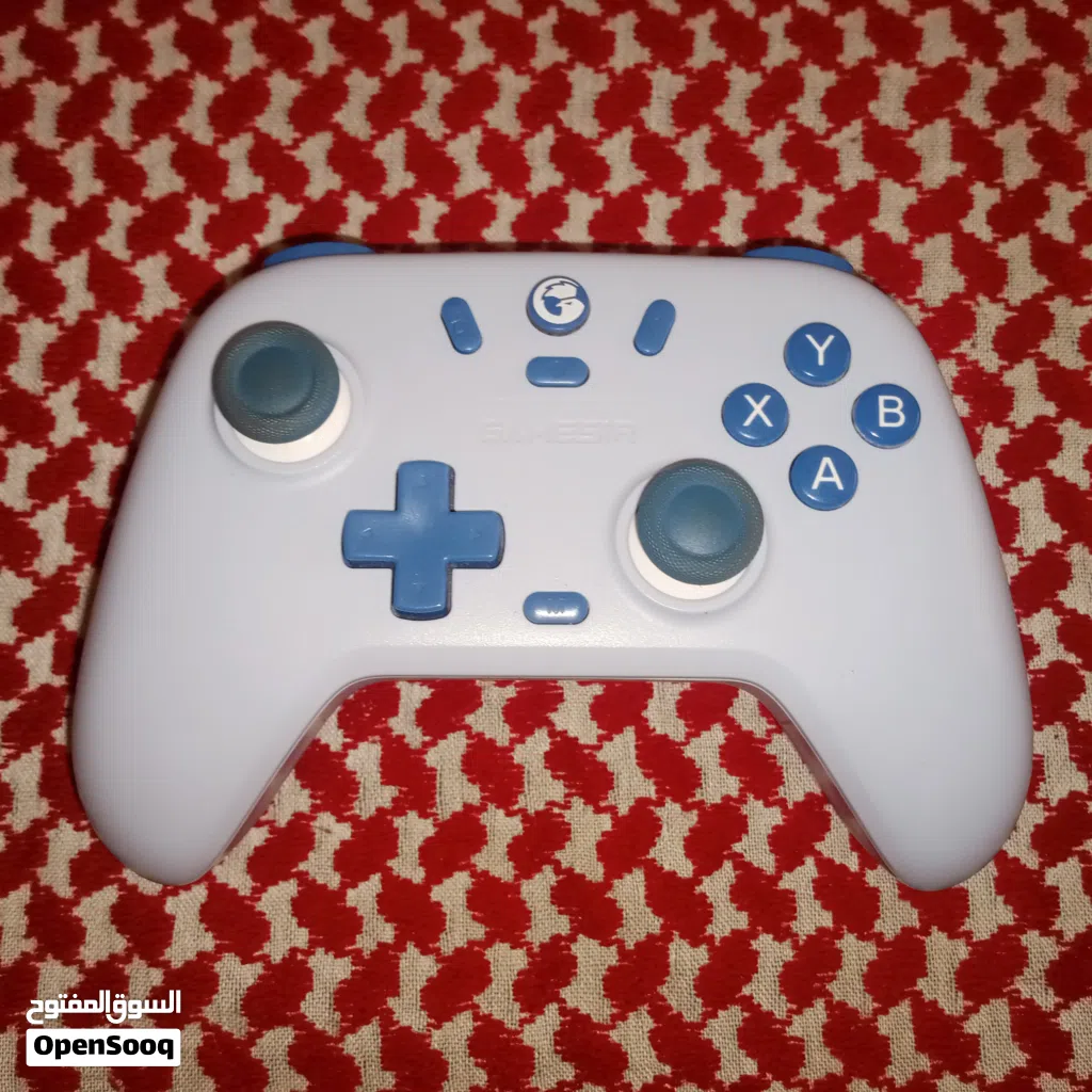يد تحكم من شركة GameSir موديل T4 Nova Lite حجمها تقريبا 15-17 cm