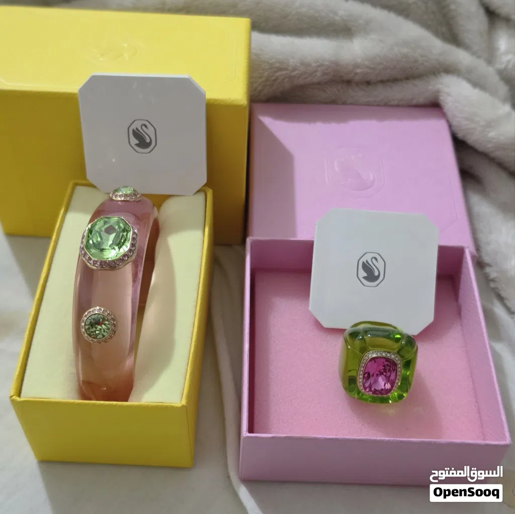 اكسسوار للبيع مستخدم مرة واحدة فقط ماركة Swarovski