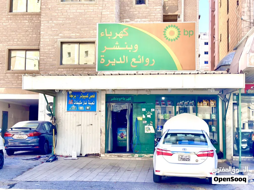 للبيع محل في موقع حيوي في الفروانية وبمدخول جيد ( كهرباء وبنشر )