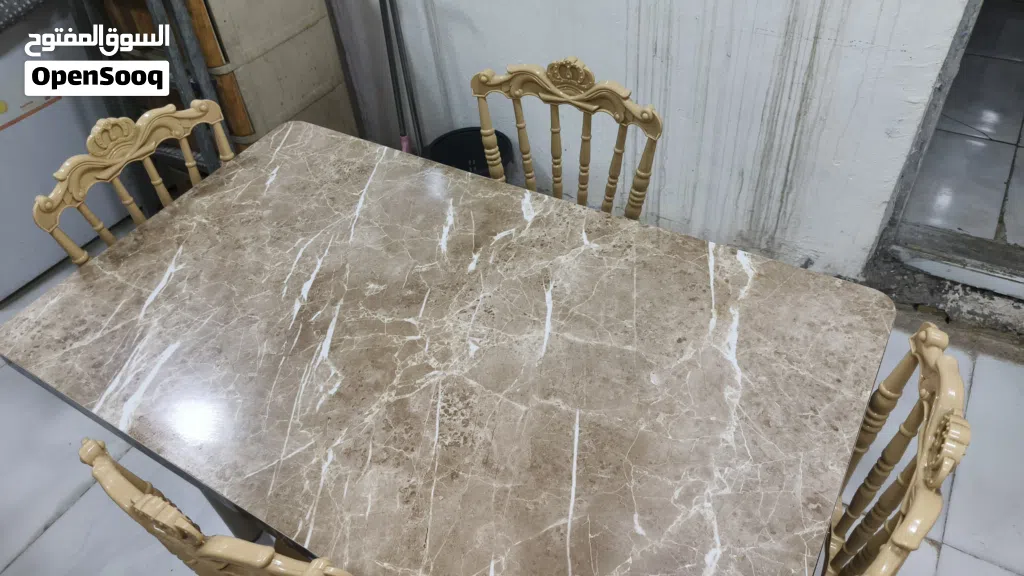 ميز طعام واربع كراسي