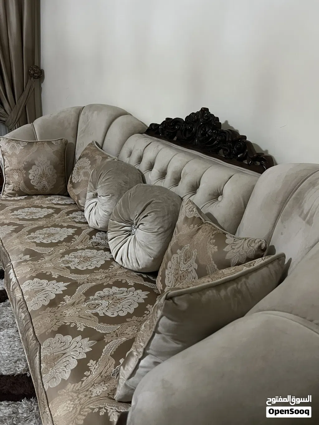 طقم كنب مكون من أربع قطع كبير ووسط ومقعدين خشب زان كامل