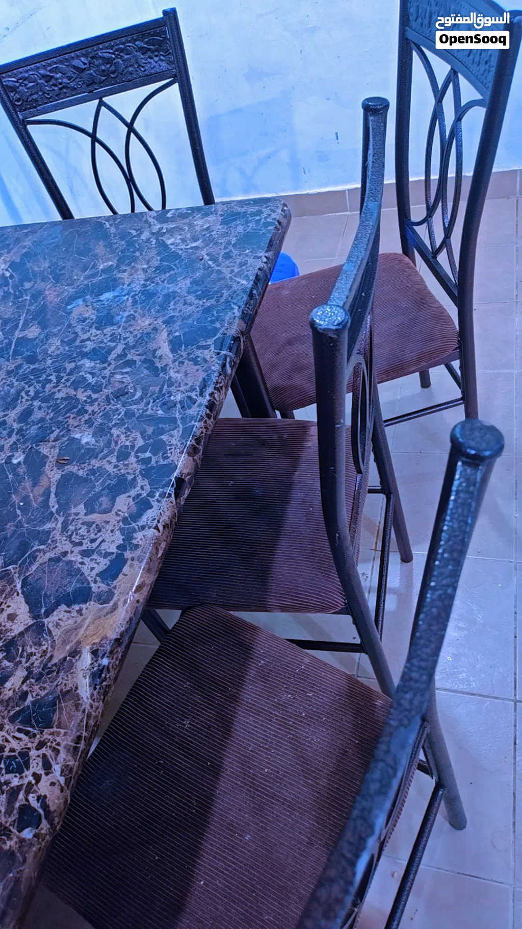 سفره مكونه من اربعه كراسي وتربيزه