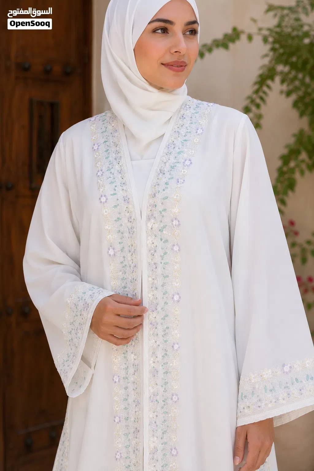 عباية مطرزة ومشكوكة بالخرز واللولو لون بيج اوف وايت مقاس X لارج موديل راقي من قماش الجورجيت الفاخر