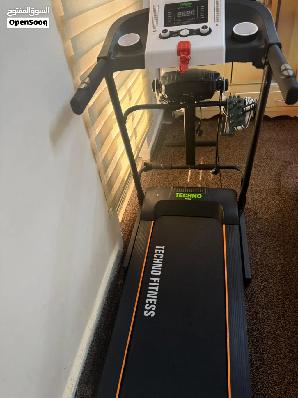 للبيع جهاز مشي كهربائي (Treadmill) بحالة ممتازة استعمال خفيف جدًا شاشة رقمية لعرض الوقت والسرعة