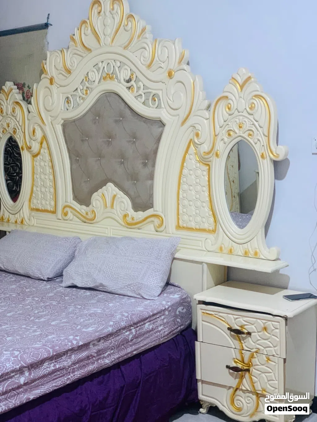 غرفه للبيع خشب عراقي متكونه من سبع قطع للتواصل للستفسار على رقم