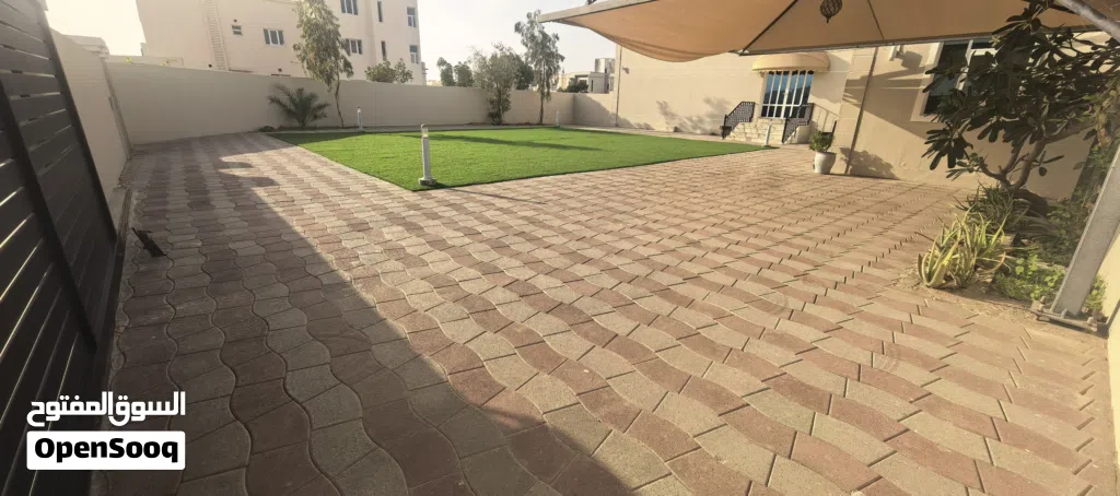 مبنى للبيع من المالك في حي الزعفرانيه المعبيله الجنوبيه بلوك 4 على ارض كورنر مفتوحه من ثلاث جهات..