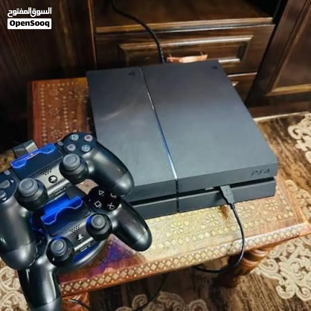 يدتين أصليات +حساب فيه ألعاب Ps4 fat+مستعمله استعمال خفيف