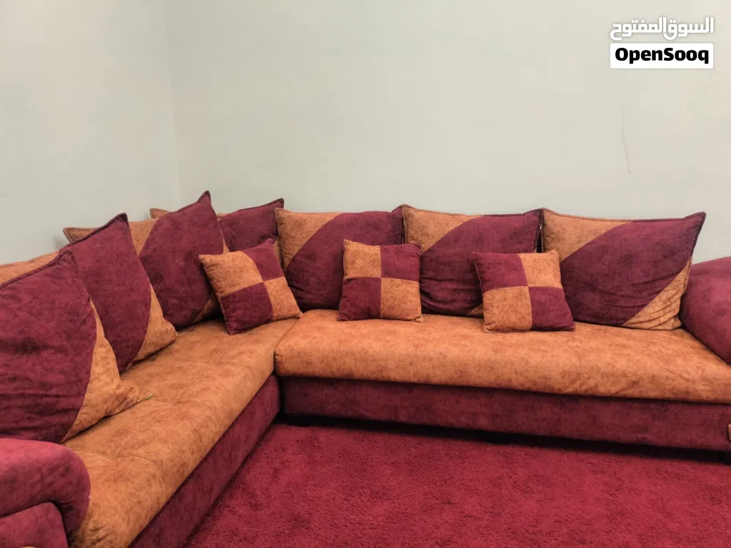 طقم كورنر خشب سويد وتخت مفرد مع فرشته 40 وموكيت لون خمري نوعين وثقيل ودافي وموكيت ممرات وطاولات عدد5