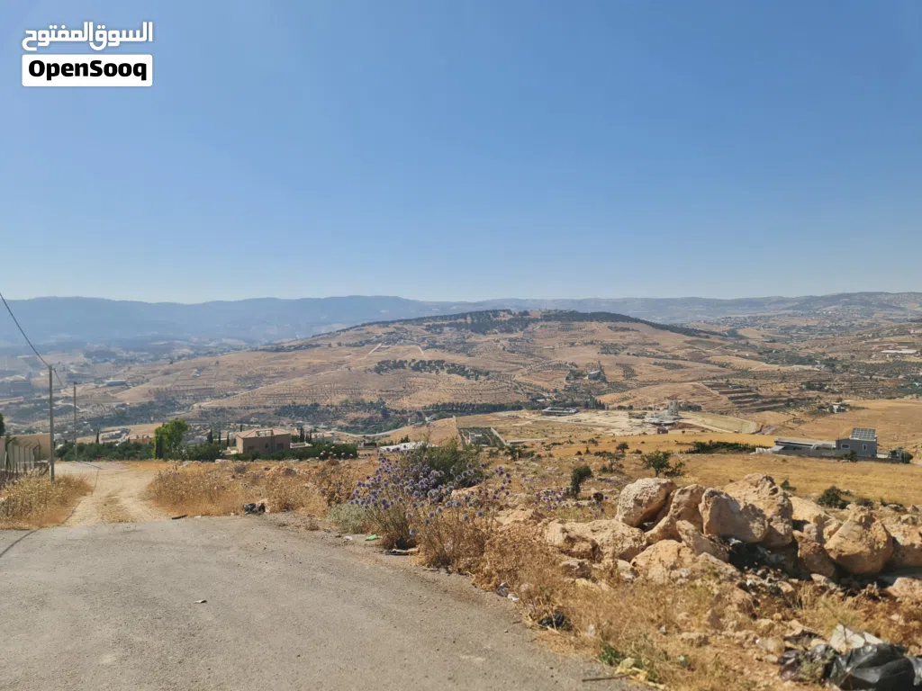 عنيبة قطع مميزه جدا 1700م وأطلاله ممتازه وقويه من المالك مباشره