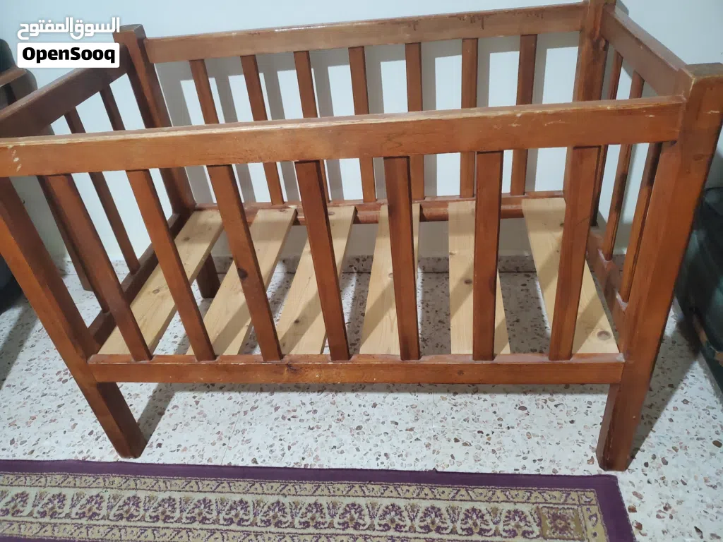 سرير اطفال خشبي ممتاز