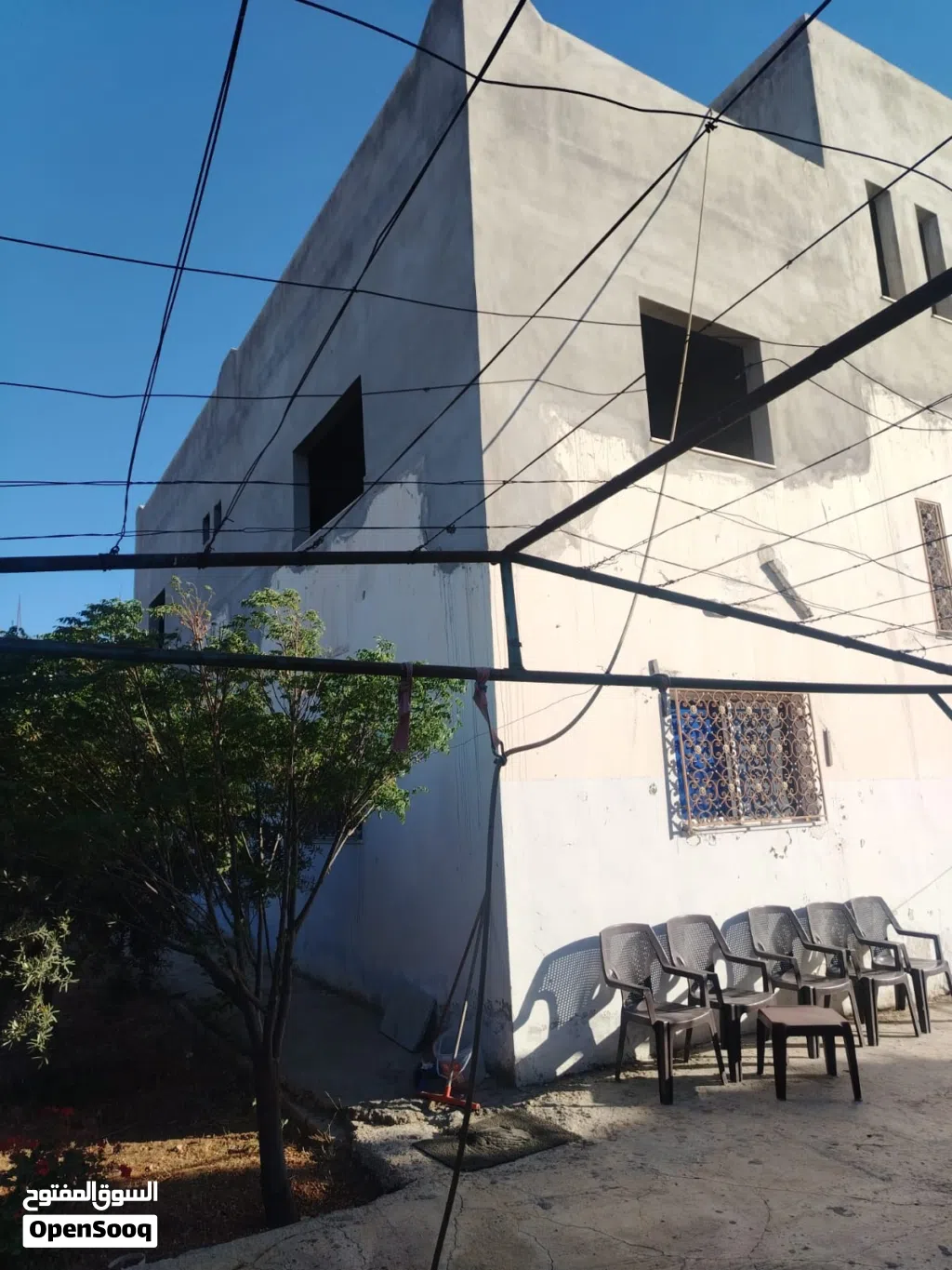 بيت مكون من طابقين الطابق الأول 220 متر مربع الطابق الثاني 200متر واصل مرحله البلاط مساحه الأرض 670
