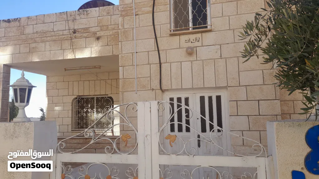 بيت مستقل للبيع واجهة حجر منطقة هادية طابقين مطلة علي غمدان
