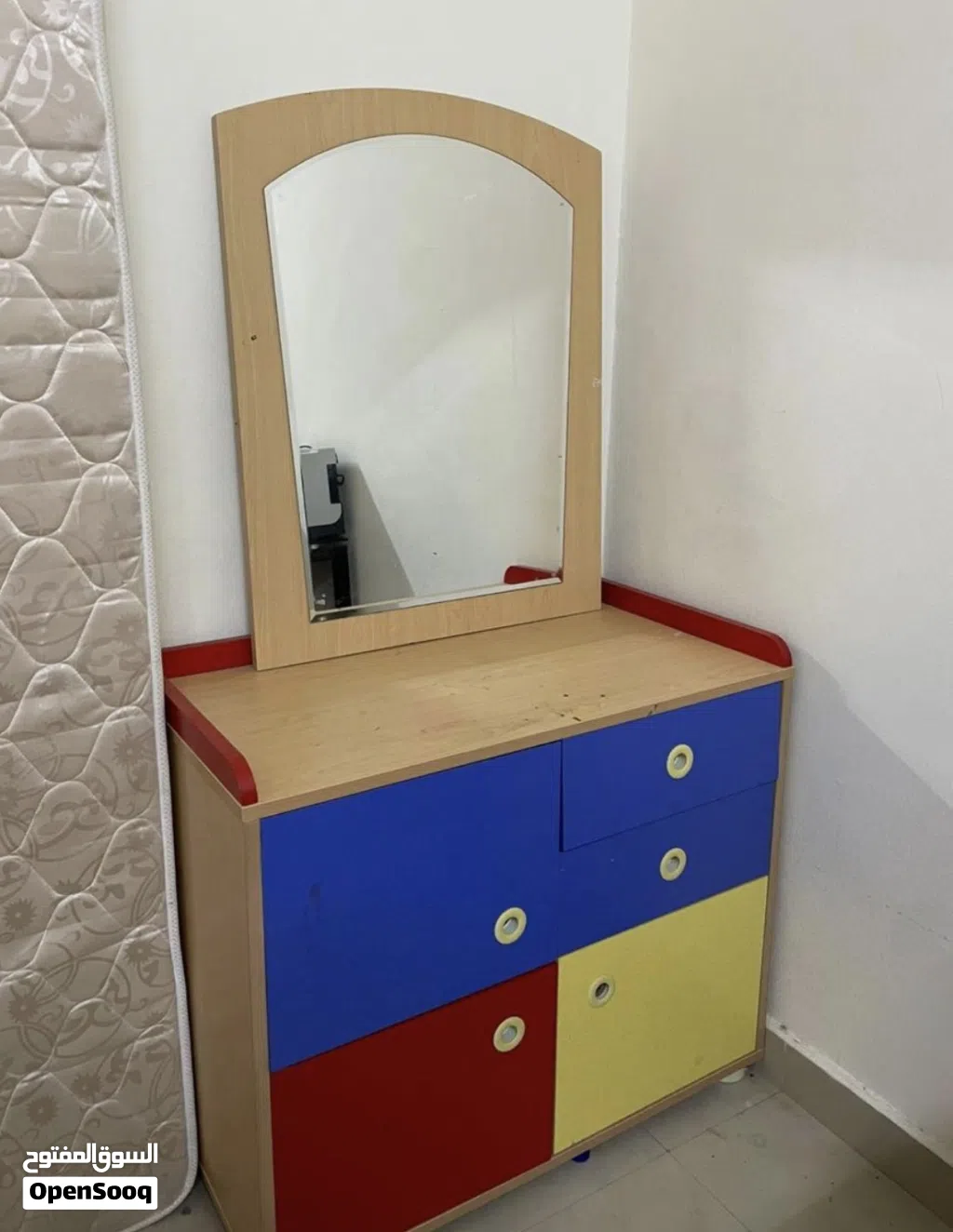 طاولة تسريحة
