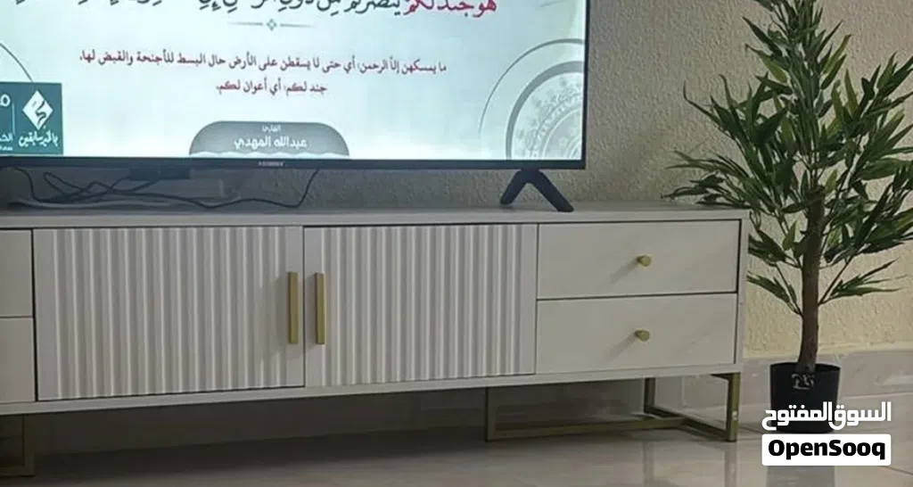 طاوله تلفزيون بحاله ممتازه