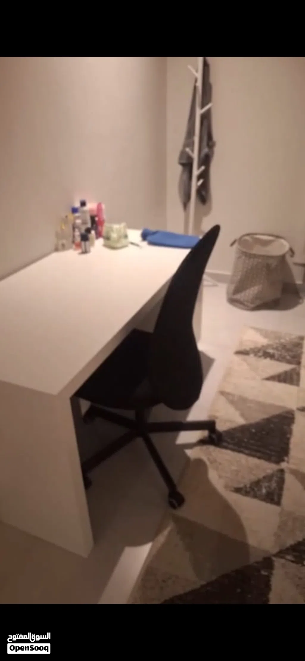 IKEA MALM Desk with Black Office Chair/ مكتب مع كرسي مكتب أسود – بحالة ممتازة