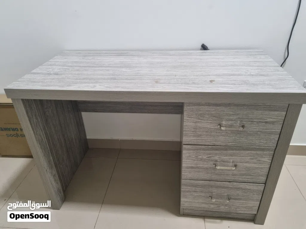 طاولة دراسه بحاله جيده جدا