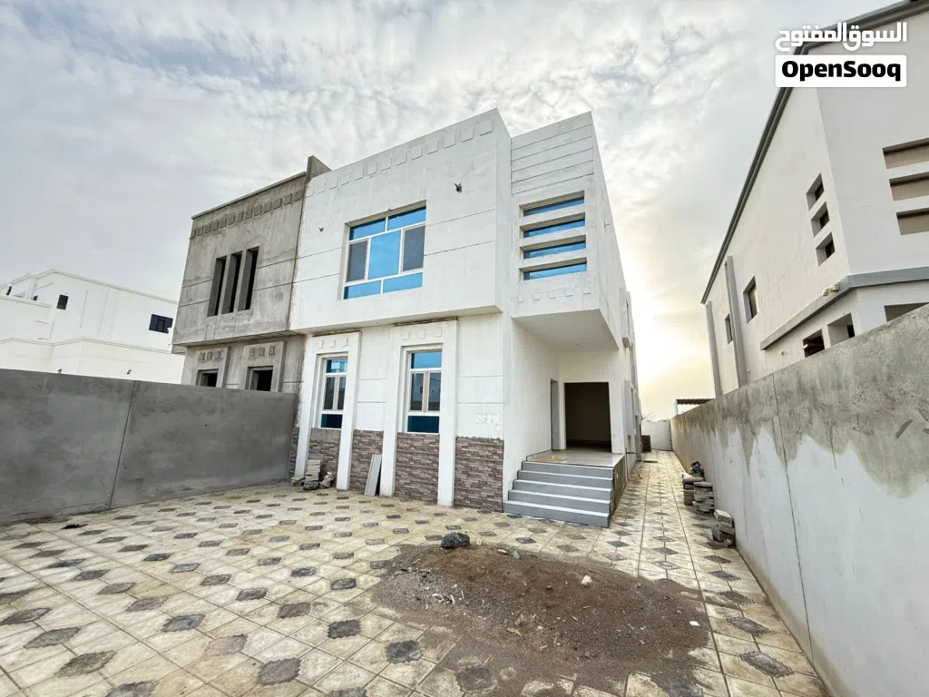 فلة قيد الإنشاء للبيع