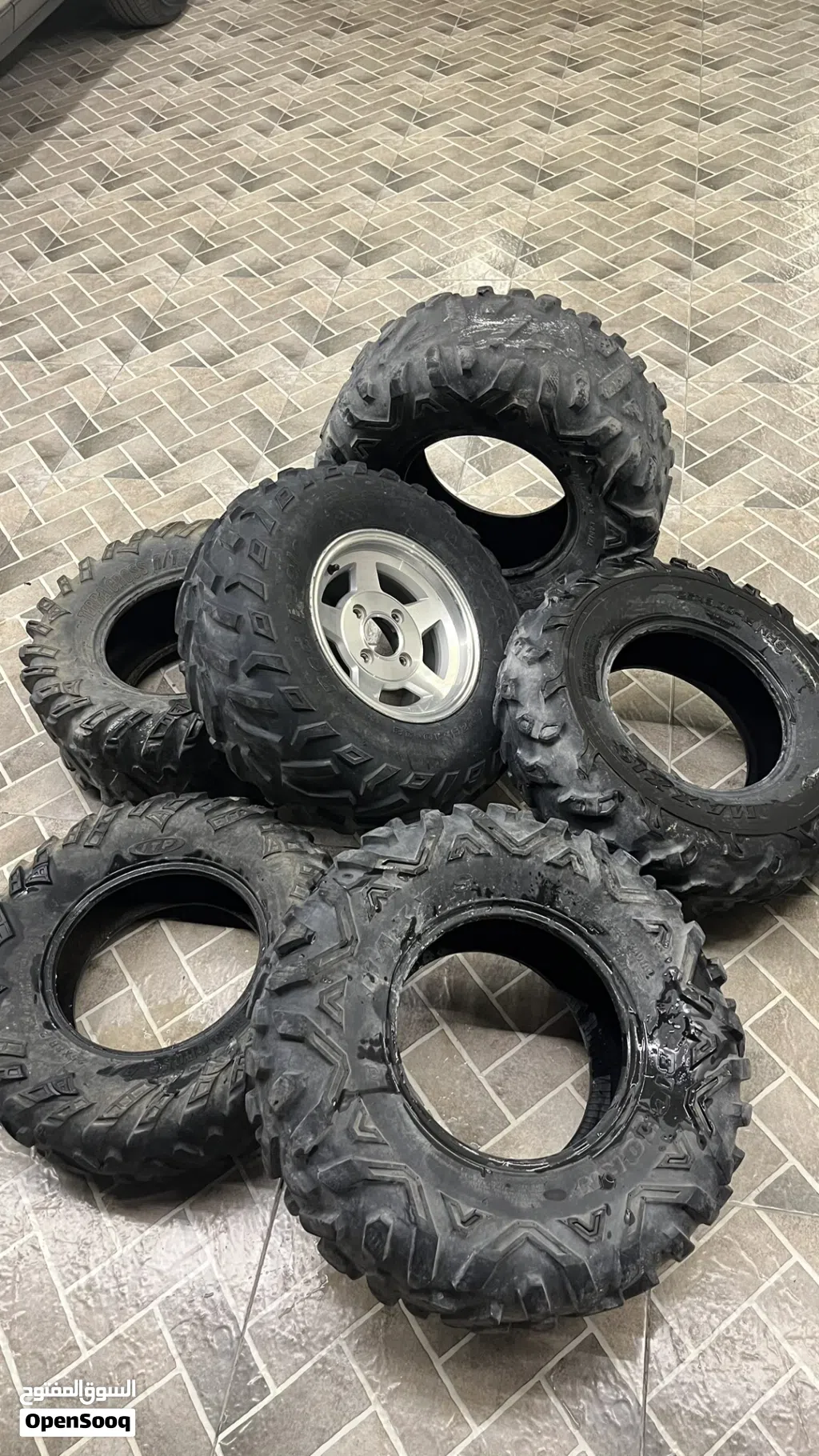تواير متنوعه تقريبا يركبن للبجي ولبعض الدراجات ال4x4