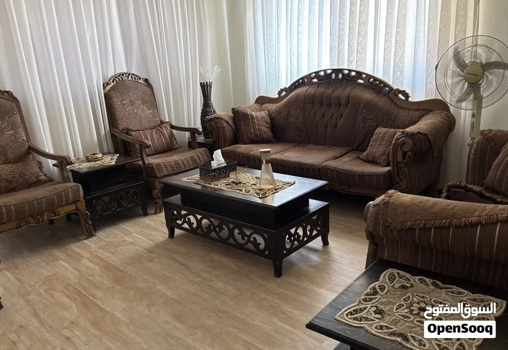 طقم كنب مستعمل مع طقم طاولات