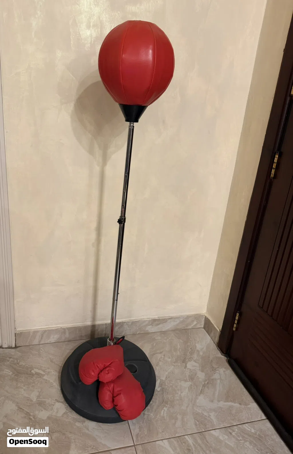 ستاند ولعبة ملاكما بحالة جيدة