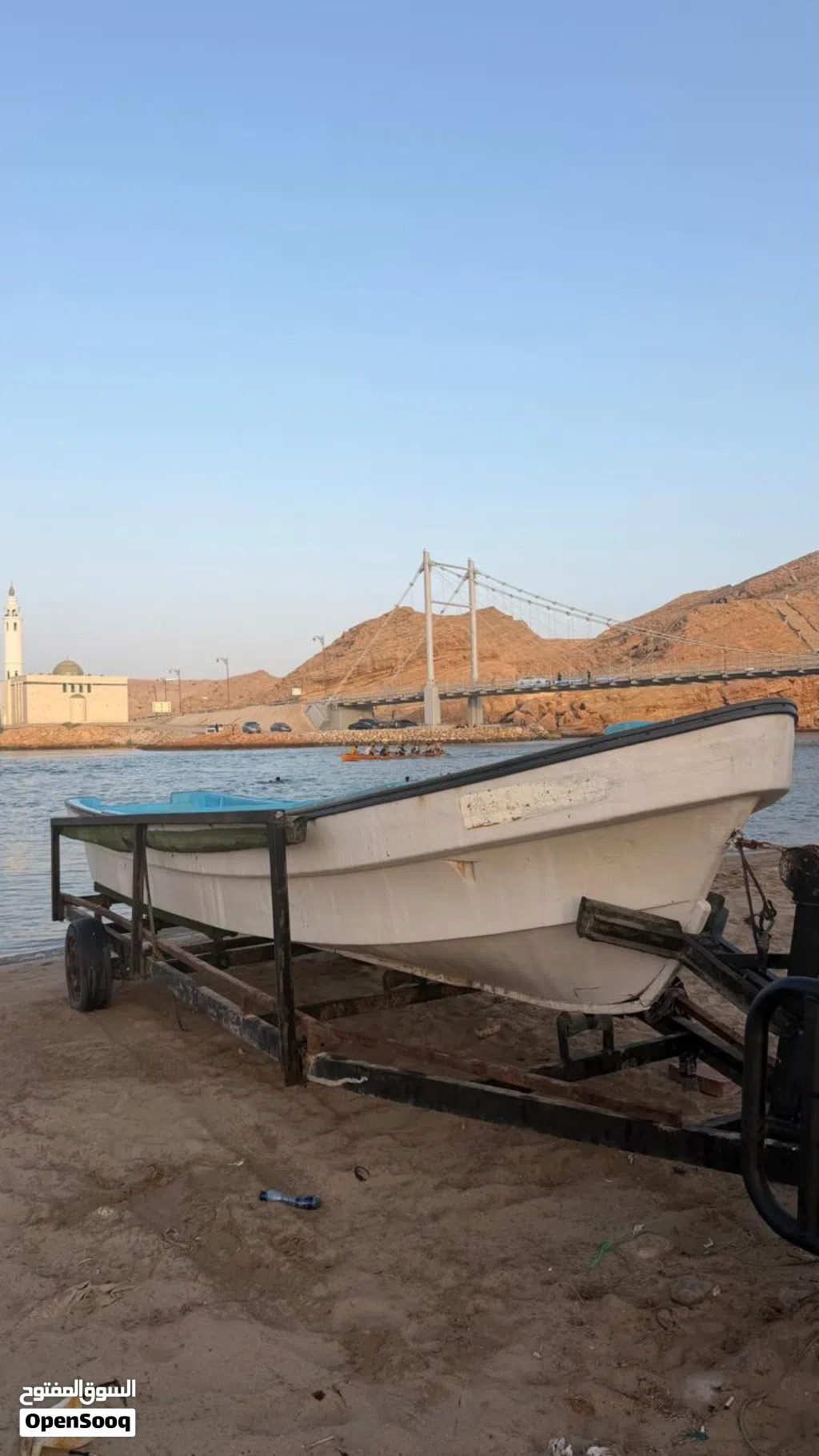قارب 22 قدم مجدد بالكامل مع العربه للبيع