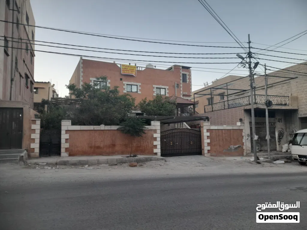 منزل مكون من ثلاثه شقق للبيع