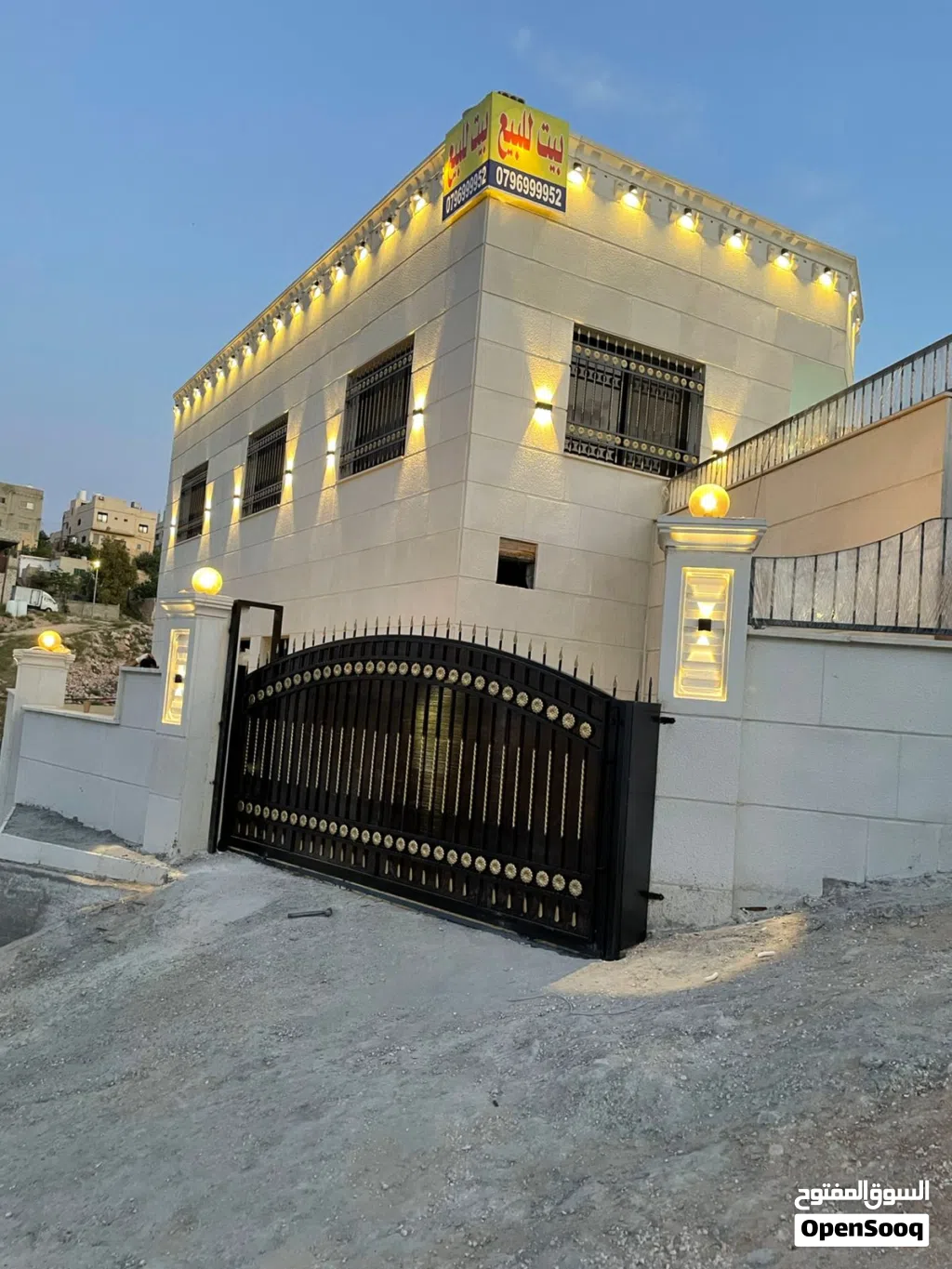 بيت مستقل بإطلالة جميلة وموقع مميز