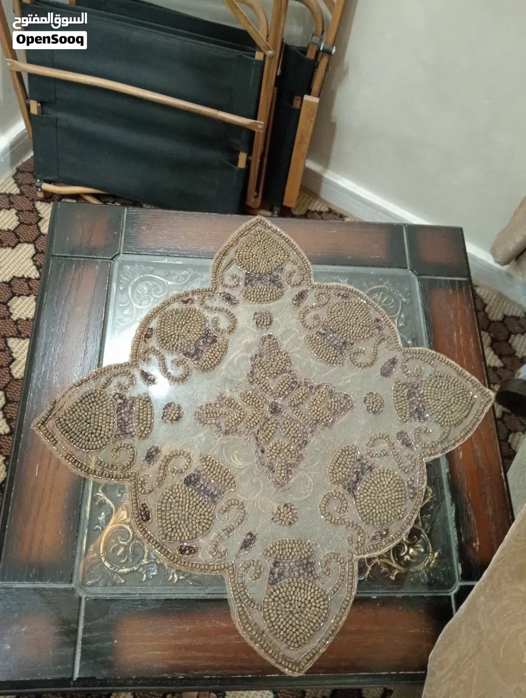 طاوله وسطيه واربع طاولات معاها