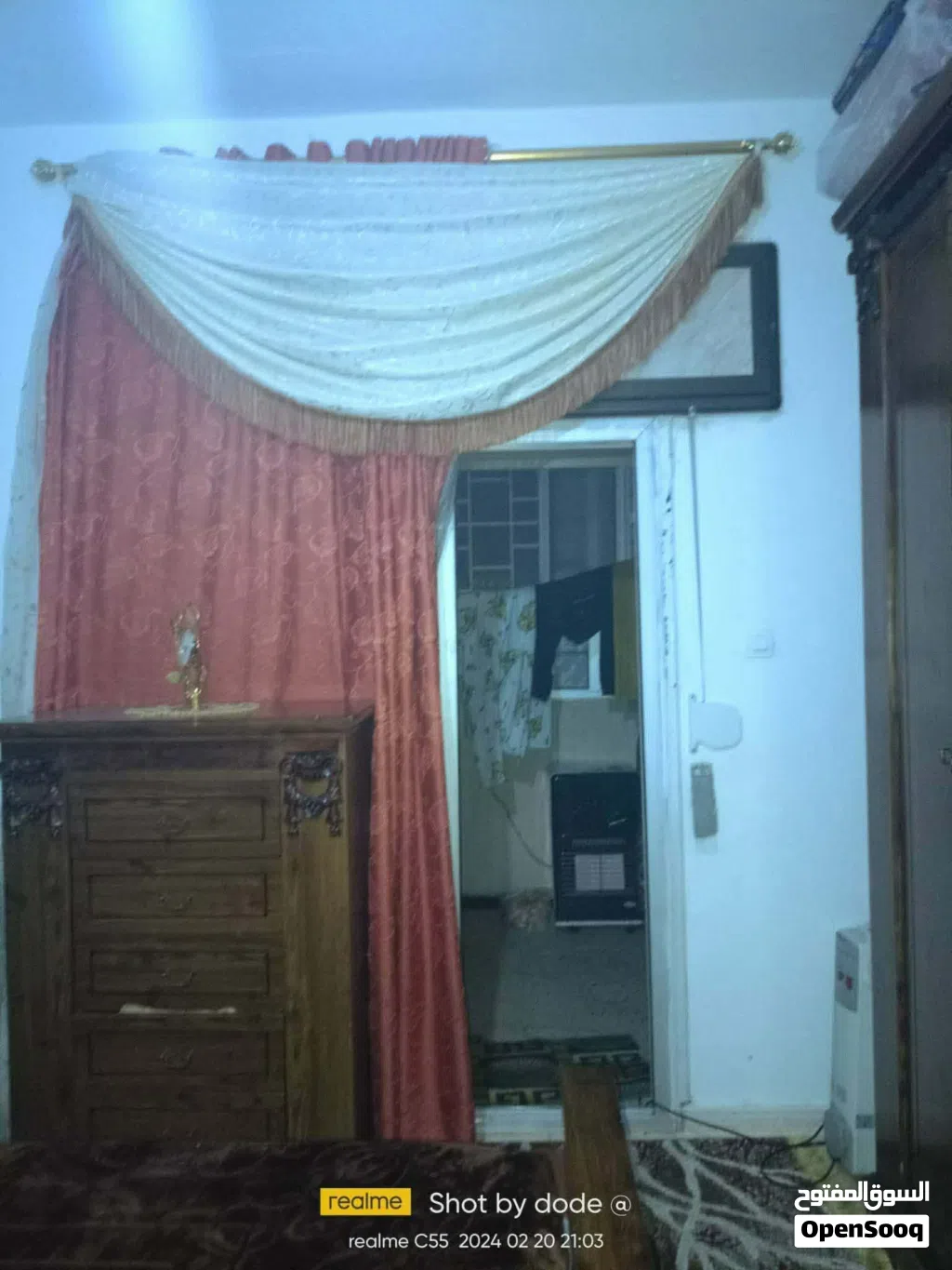 شقه في سوق فوقي دور ثالث 3 غرف حمامين صالة مربوعة مطبخ بلكوني سعر 250
