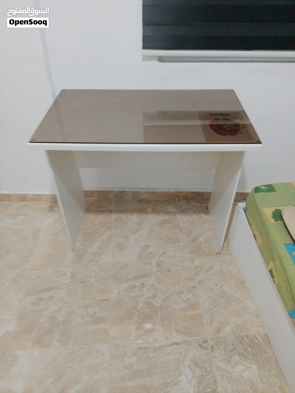 مكاتب دراسيه بحالة الوكالة بدون كراسي