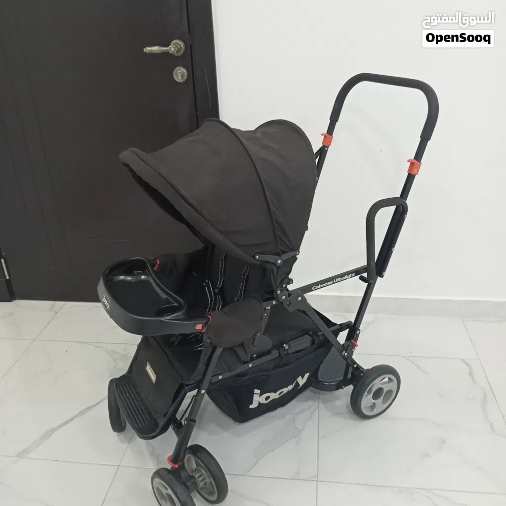 هذه عربة الأطفال Joovy Caboose Ultralight Graphite Sit and Stand Stroller. وهي عربة مزدوجة خفيفة الو